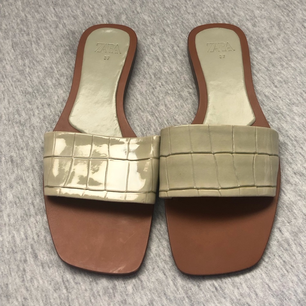 Zara Women's Beige Patent Open Toe Square Toe Slip On Flats Sandals Size: 37